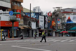 台湾台北市等七个北部县市，星期四（8月13日）下午展开城镇韧性防空演习，原本熙熙攘攘的台北市街头在演习期间几乎空无一人，只有警员站岗指挥。（法新社）