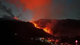 8月12日，在埃特纳火山喷发火山灰和熔岩期间，意大利西西里岛卡塔尼亚机场暂停航班起降。 （路透社）