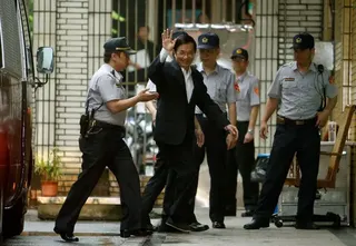 2010年6月11日，台灣前總統陳水扁（中）抵達台北，等待其因貪污罪被判無期徒刑的上訴判決。