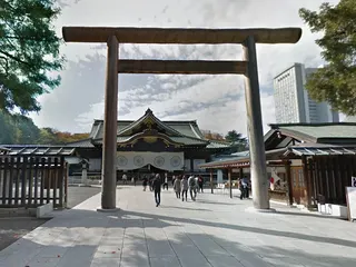 由於1978年將東條英機等14名二戰甲級戰犯合祀，使得日本包括首相在內之內閣成員於赴參拜靖國神社，經常引發外交爭議，並受到來自中國與韓國等國抗議。   圖：翻攝自Google Ma