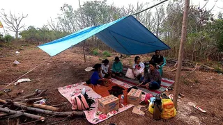 圖為15日印尼東努沙登加拉省在當天強震後，1家6口人在戶外暫避。（歐新社）