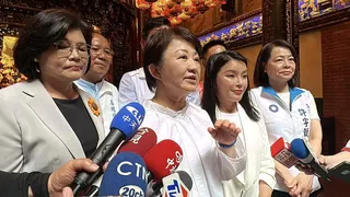 被質疑台中鍋烤節宣傳費妹妹得標，盧秀燕(中)受訪時強調，一切公平公開都可查。(記...