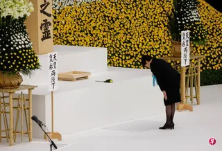 8月15日，日本首相高市早苗在东京武道馆举行的全国战殁者追悼仪式上鞠躬。 （路透社）
