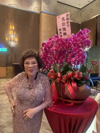 周遊昨拉著記者欣賞總統賴清德送她的花，喜氣洋洋。(記者蕭方綺攝)