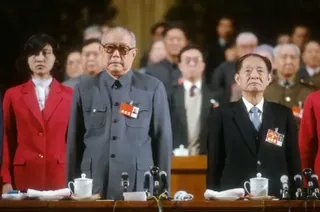 李先念和胡耀邦並肩而立