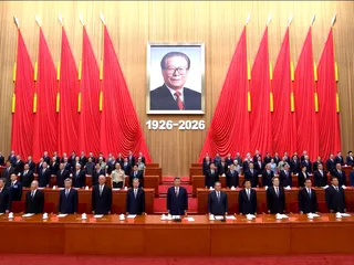 习近平引用江泽民创作的诗句“历尽天华成此景、人间万事出艰辛”，表示全党、全军、全国各族人民要更加紧密团结在党中央周围。（央视直播视频截图）