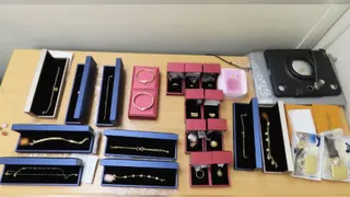 32岁新加坡籍女子携带从大马购买的珠宝从兀兰关卡入境新加坡，结果被当场查获。