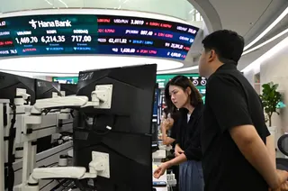 市场人士警告，韩国散户此番“换场不换注”的操作，不仅未能有效分散风险，更可能在局部市场制造更大波动。（图取自法新社）
