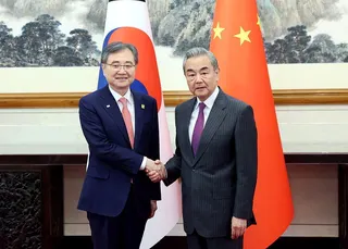 南韓外交部18日表示，中國外長王毅（右）將於19日至20日對南韓進行訪問。圖為2...