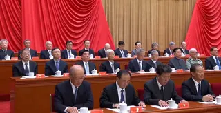 多名已卸任的中共政治局前委员星期一出席纪念江泽民诞辰100周年大会，包括中央组织部原部长陈希（中间一排左起），中央外事工作委员会办公室前主任杨洁篪，全国人大常委会前副委员长王晨，中央政法委前书记孟建柱。（央视直播视频截图）