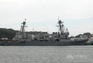 美國海軍第7艦隊勃克級驅逐艦班福特號（DDG-65,USS Benfold）7月在南海執行任務期間一度完全失去電力，導致艦上官兵連續4天無法正常使用廁所、餐飲設施，也沒有空調。圖為2023年秋停泊在橫須賀的班福特號。中央社記者陳亦偉攝　115年8月18日