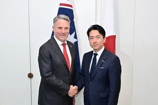 澳洲國防部長馬勒斯（左）18日與日本防衛大臣小泉進次郎（右）共同宣布深化軍事合作事項。（圖取自x.com/shinjirokoiz）