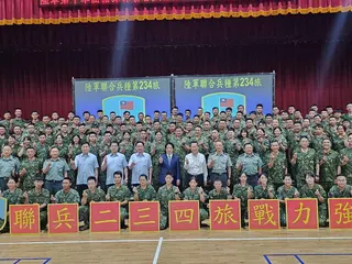 總統賴清德(二排中)到陸軍235旅勗勉，並贈加菜金。(記者游振昇／攝影)