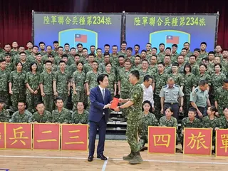 台總統賴清德(前左)到陸軍235旅勗勉，並贈加菜金。(記者游振昇／攝影)