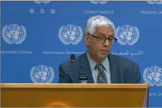 秘书长副发言人法尔汉·哈克在联合国新闻发布会上站在讲台上发表讲话。