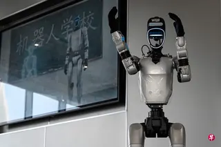 今年8月4日，宇树科技制造的机器人正在杭州市的机器人学校为参观者提供导览服务。 （法新社）