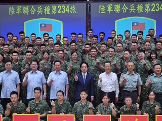 台總統賴清德(二排中)到陸軍235旅勗勉，並贈加菜金。(記者游振昇／攝影)