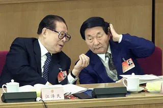 2002年，朱镕基（右）与江泽民在北京。