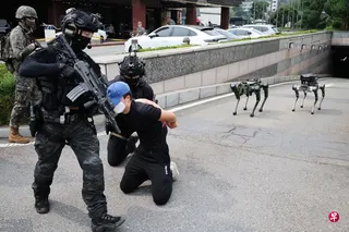 韩国士兵星期三（8月19日）出动四足机器人，参加在首尔举行的“乙支自由之盾”反恐演习。 （路透社）
