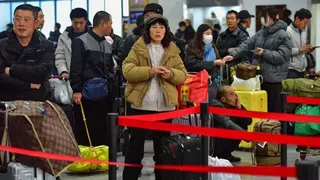 2026年隨著春運開始，富陽火車站站滿了拖著行李的旅客。