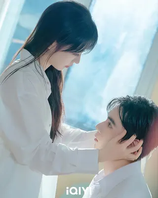《天才，女友》田曦薇（左）幫胡一天擦頭髮擦出火花。愛奇藝國際版提供