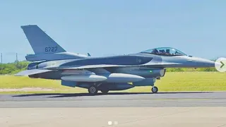 台灣向美國軍購新型F-16V戰鬥機（F-16C Block 70），兩架單座型機號6727（如圖）、6728，已於台北時間8月21日降落美國夏威夷的檀香山國際機場（DANIEL K. INOUYE INTERNATIONAL AIRPORT），進行飛返作業，將於8月下旬抵達空軍台東志航基地。截自王定宇臉書
