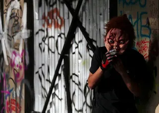 美國賓州費城近日傳出1名男子戴「鬼娃恰吉」（Chucky）面具追趕路人且出言恐嚇...
