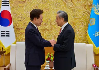 韩国总统李在明（左）星期四（8月20日）在首尔青瓦台会见到访的中国外交部长王毅。 （法新社）