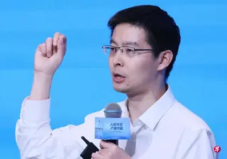 中国宇树科技董事长王兴兴星期四在北京举行的世界机器人大会论坛上说，公司已在推动物理人工智能（AI）机器人模型研发。 （路透社）