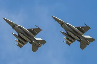 空軍兩架新購的F-16C Block 70（簡稱F-16V）單座機，機號6727與6728，2026.8.17已從美國德州沃斯堡起飛，將飛返台灣，機腹中線掛有行李莢艙，可放置飛行員長程飛行之行李，左右則為副油箱。Photo by Jake Woodward /粉專「IDF經國號」授權