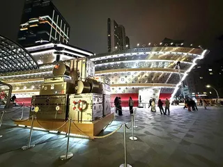 中國奢侈品市場再現降溫跡象，25大奢侈品牌7月銷售額下跌逾一成。圖為上海興業太古...