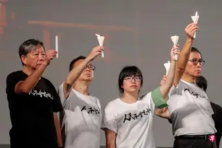香港法院星期五（8月21日）裁定，香港支联会前主席李卓人和前副主席邹幸彤等涉煽动颠覆国家政权罪成。图为李卓人（左一）和邹幸彤（左三）出席2019年6月4日在维园举行的八九事件30周年纪念活动。 （路透社档案照）