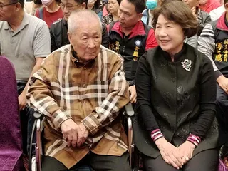 2023年總統大選期間，饒穎奇（左）公開出席國民黨台東造勢活動，雖年事已高，仍關...
