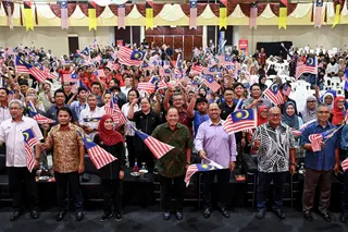 Plantation and Commodities Minister Datuk Seri Dr Noraini Ahmad (front, third from left) and Negri Sembilan Menteri Besar Datuk Ismail Lasim (fourth, left) waving Jalur Gemilang with guests at Negri Sembilan Salam Agrikomoditi Programme today. BERNAMA PIC