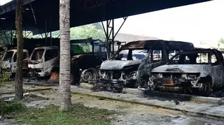 2026年8月23日，在泰國南部陶公府拉艾縣邦奧鎮行政組織辦公室，可見遭焚毀的車輛