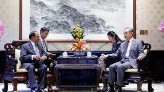 图为2025年6月23日，印度国家安全顾问多瓦尔（左）在北京会见中国外长王毅（右）。多瓦尔此次访华是为了出席上合组织会议。(图取自X@EOIBeijing）