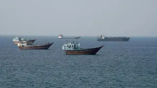 荷莫茲海峽靠近阿曼一側沿岸17日可見多艘船隻。（路透）