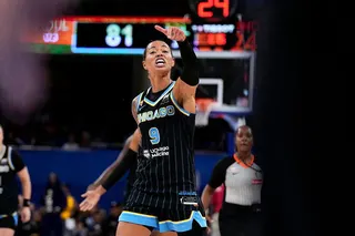 天空隊後衛克勞德23日在比賽中與觀眾席上的前NBA球星坎特發生口角。(美聯社)