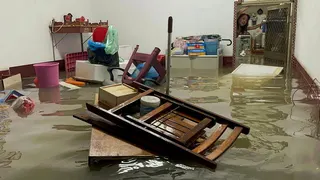 暴雨狂襲，南高屏淹水嚴重，高雄典寶溪水位快速暴漲，雨水來不及宣洩，蚵仔寮嘉展路民...