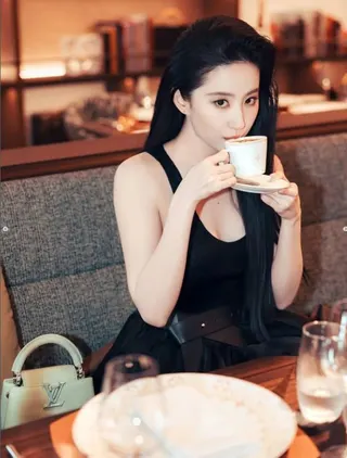 劉亦菲近三年來除了必要的宣傳行程外，再也沒有踏入劇組半步。外界調侃她是「反996第一人」。（圖／翻攝自劉亦菲IG）