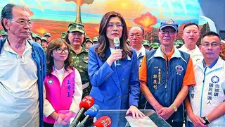 國民黨主席鄭麗文（前右）23日抵金門參觀八二三戰史館，演說時喊話賴清德總統，「不...