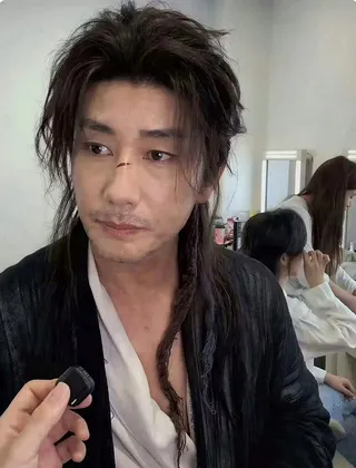 趙露思爸爸演出女兒投資的戲劇，帥氣外型引起討論。（取材自微博）