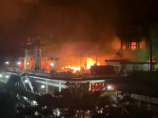 台北市文山區指南宮凌霄寶殿24日晚上發生火警，消防局獲報，立即派遣人車趕往搶救，...