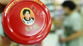 浙江杭州某超市貨架上的老乾媽辣醬，罐頂鐵蓋上有陶華碧肖像商標（資料圖片）