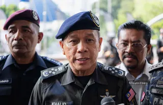 Inspector-General of Police Tan Sri Mohd Khalid Ismail says police have tightened security along the Malaysia-Thailand border and urged Malaysians to avoid southern Thailand amid heightened tensions. – Bernama pic