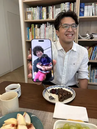 沈伯洋今天拜訪何琦瑜一家，出示他和女兒小麻糬的合照。（圖／翻攝何琦瑜臉書）