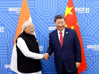 圖為2024年10月，印度總理莫迪（左）與大陸國家主席習近平在金磚峰會見面。（路...