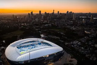 悉尼安联体育场（Allianz Stadium）外观设计较为平坦，与慕尼黑安联球场醒目的菱形膜结构外墙截然不同。（取自悉尼安联体育场脸书）
