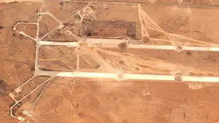 衛星圖片顯示，敘利亞西北部伊德利卜省阿布阿杜富爾空軍基地18日遭以色列空襲後，機...