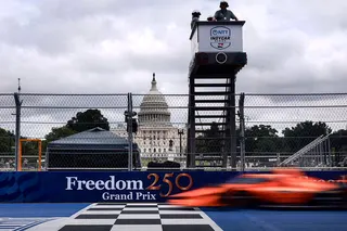 慶祝美國建國250周年的「自由250」印第賽車23日在華府登場，圖為賽車經過國會...